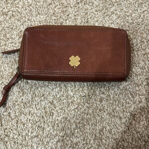 Lucky brand 100 percent leather exterior zip around wallet